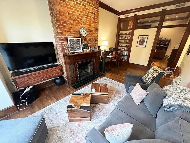 Building Photo - "Charming 1-Bedroom Gem in Vibrant NW DC – Your Perfect Urban Retreat Awaits!"