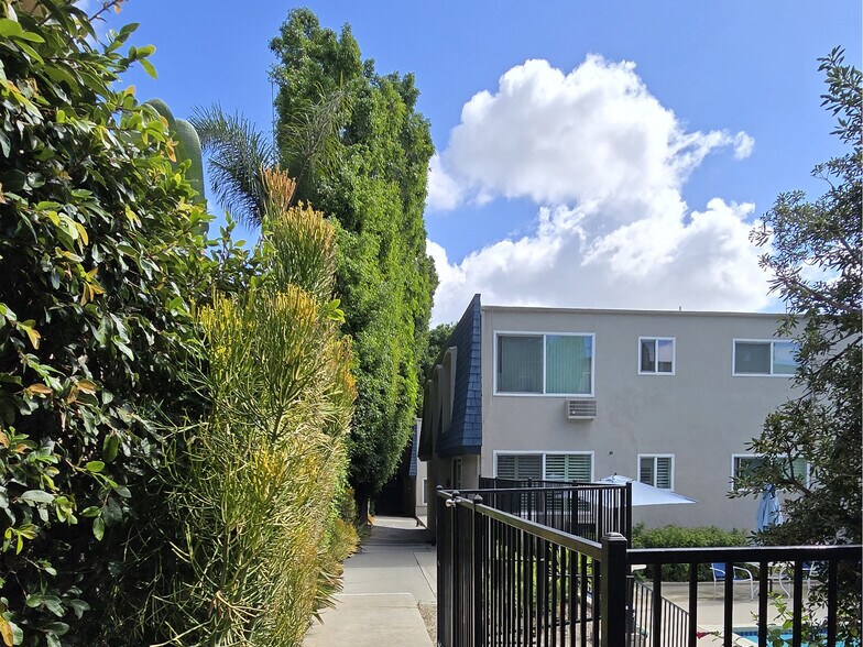 Common Area with Tree - 972 Larrabee St