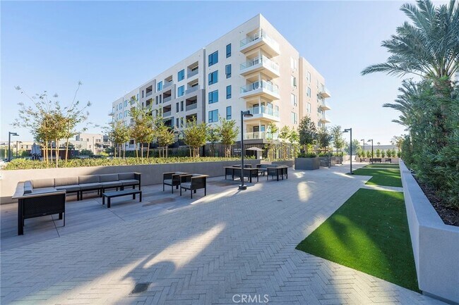 Building Photo - 3211 Rivington