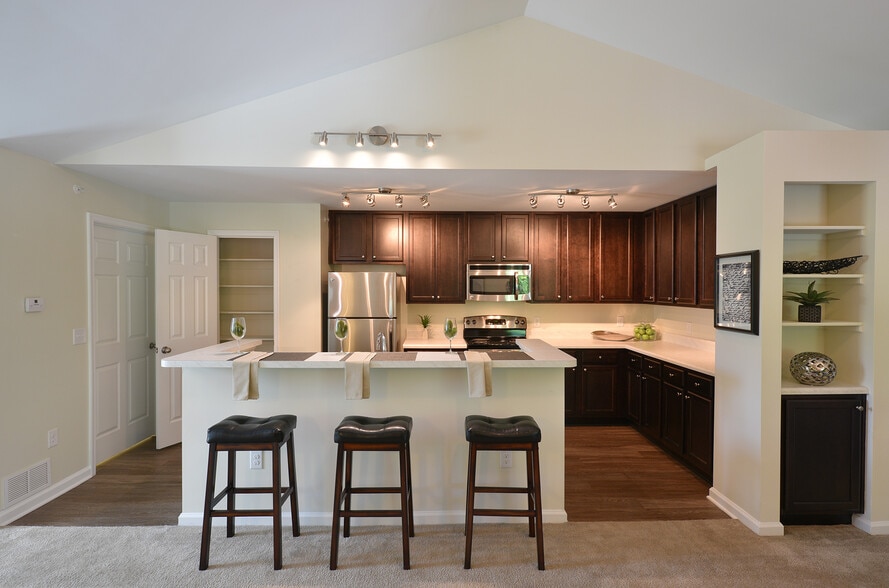 Building Photo - Loch Raven Pointe Apartments and Townhomes
