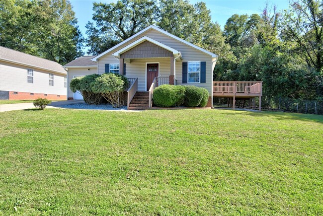 Primary Photo - 3 Bed, 2 Bath Home Near Downtown Greenvill...