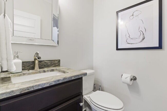 Building Photo - Luxurious 4-Bed Townhouse with Fireplace &...