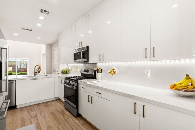 Building Photo - Beautifully Updated 3 Bedroom Southeast Ve...
