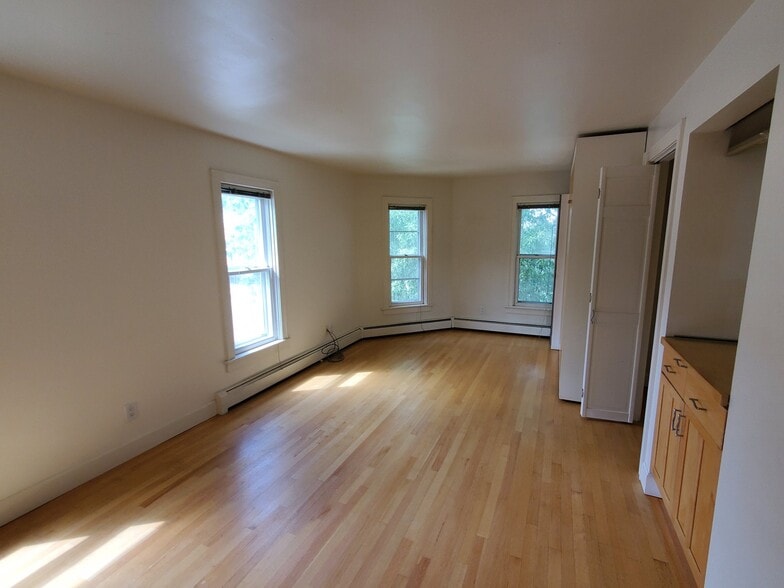 Building Photo - 402 Maxwell Ave
