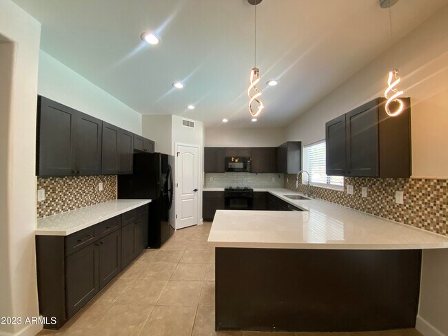 Building Photo - 4909 E Colonial Dr