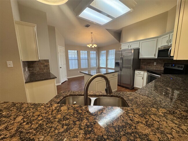 Building Photo - 711 W Clady Dr