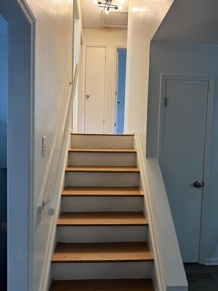 Stairs going up to bedrooms - 2817 Sourwood St