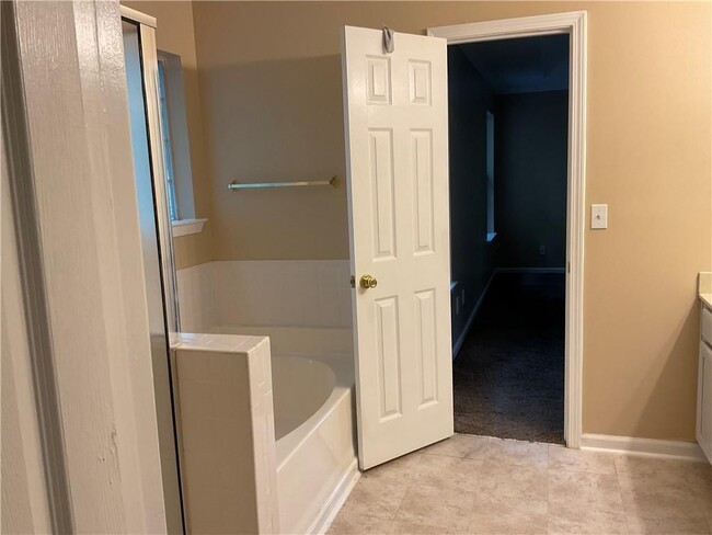 Building Photo - 2570 Treasure Ct
