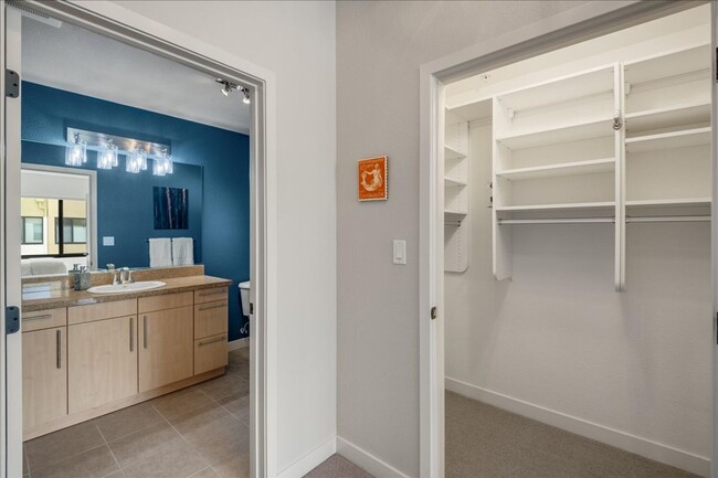 Building Photo - Top Floor 2 Bedroom Flat for Rent at Plant...
