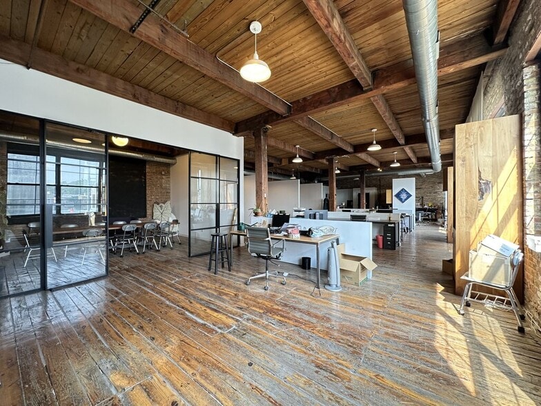 Building Photo - 3124 W Carroll Ave