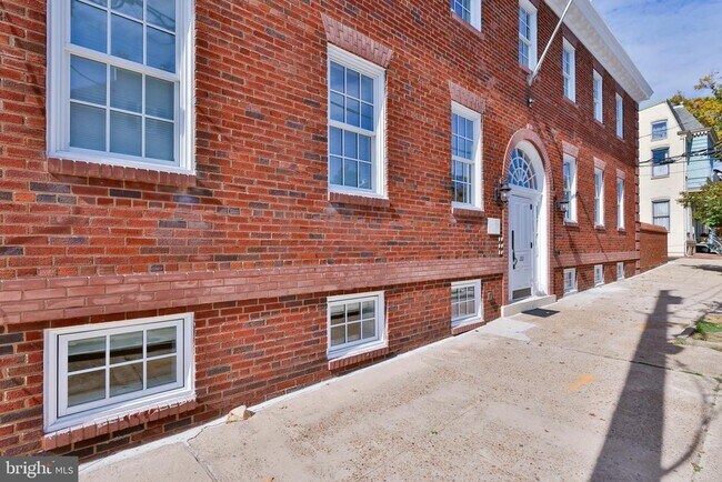 Building Photo - 221 S Alfred St