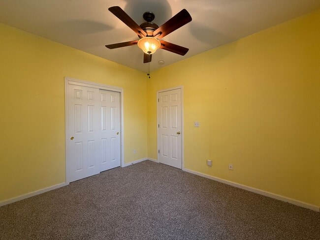 Building Photo - Single-story 3 bedroom, 2 bathroom, plus o...