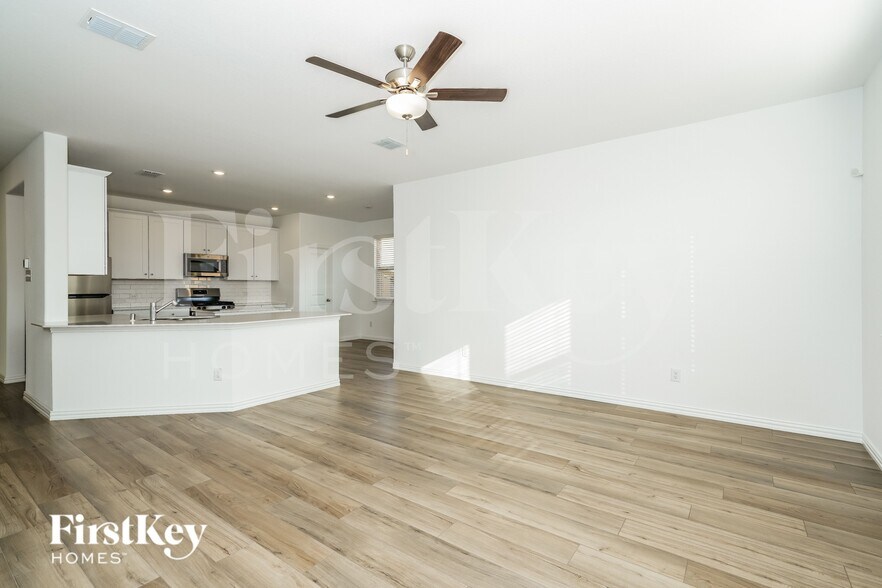 Building Photo - 929 High Noon Dr