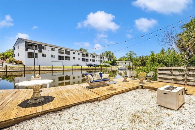 Building Photo - 2027 Panama Dr