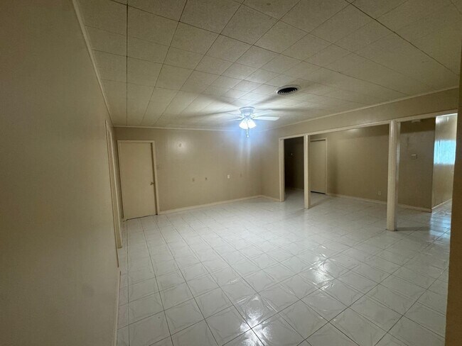 Building Photo - 302 Huisache Dr