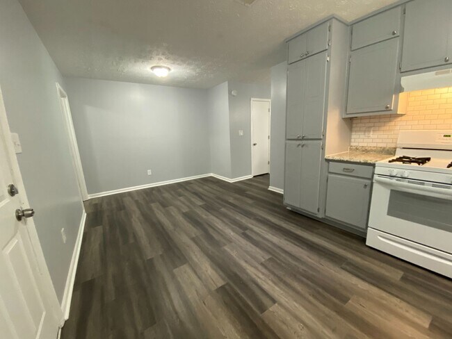 Building Photo - Oakwood Drive (Duplex - 2 Units)