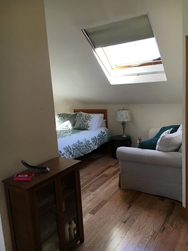 Building Photo - Fantastic, DE-LEADED 4-bedroom, 2.5 bathroom townhouse in Newton available for a summer move-in!