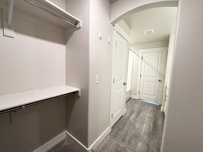 Building Photo - 3742 W Canyon Falls Dr