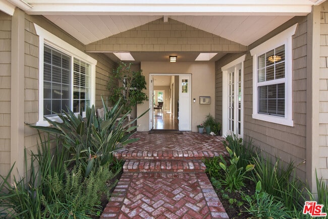 Building Photo - 843 Enchanted Way