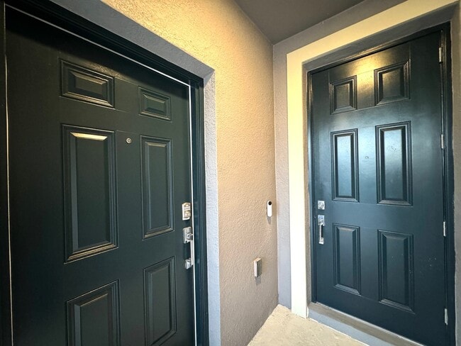 Building Photo - Rare find In-Law suite Home! Single family house with Separate entry and kitchen, laundry set!