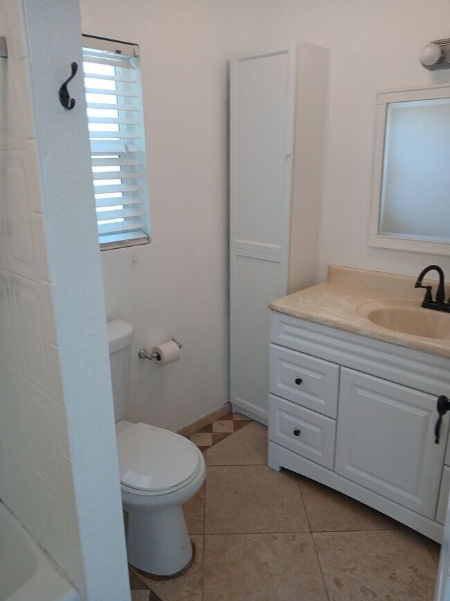 Building Photo - 560