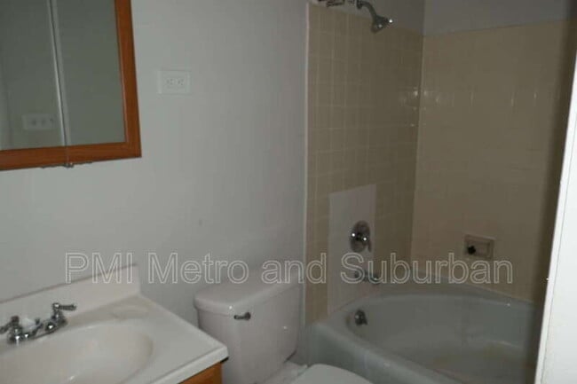 Building Photo - 748 E 5th Ct