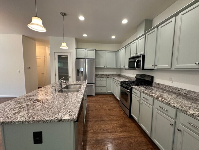 Building Photo - 3 Bed, 2.5 Bath House in Cordata Neighborhood