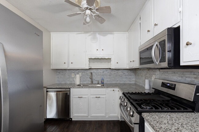 Building Photo - 4527 Fairview Dr