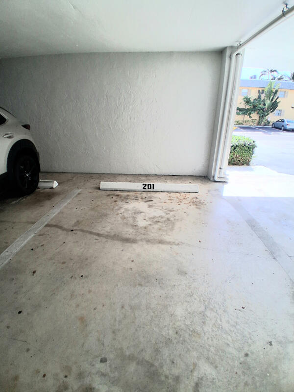 Building Photo - 301 Croton Ave