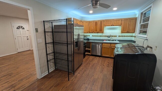 Building Photo - 2 bedroom 1 bath home near Lake Julian in Arden, convenient location, Year-long lease $1600 a month.