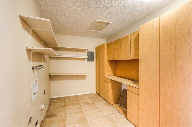 Building Photo - 4753 Fairbanks Dr