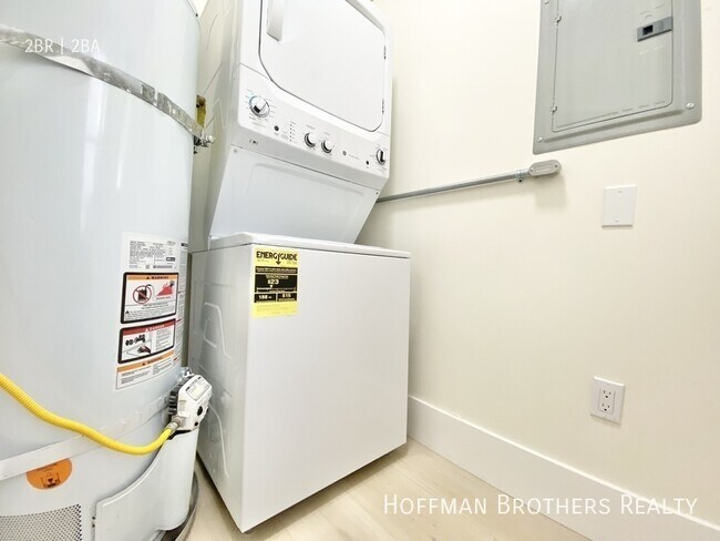 Building Photo - 865 N Las Palmas Ave