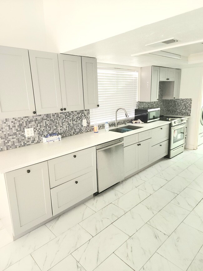 Building Photo - 3030 Shawnee Dr