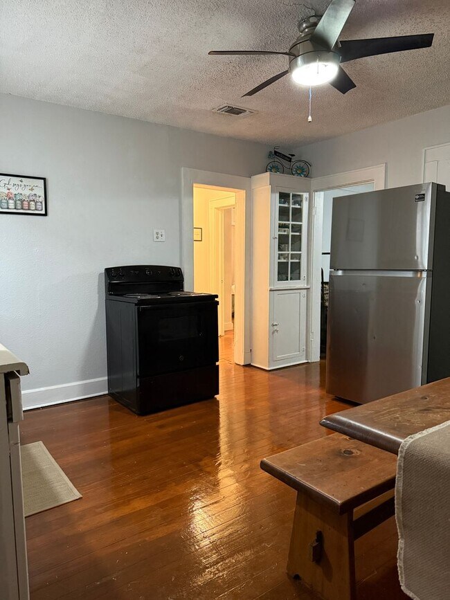 Building Photo - Charming 2-bedroom, 1-bath home
