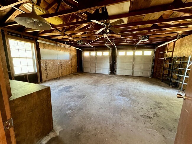 Building Photo - 3 Bedroom Home in Greenwood!