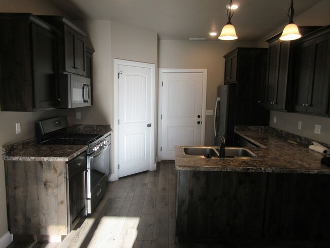 Building Photo - Move-In Bonus - Newer Town home living in ...