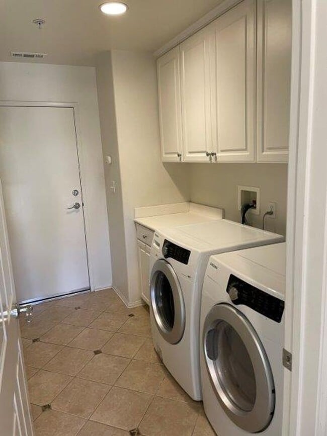 Building Photo - Luxurious 2 bed/ 2 bath townhouse in guard...