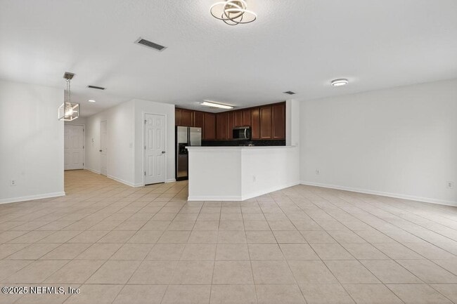 Building Photo - 411 Walnut Dr