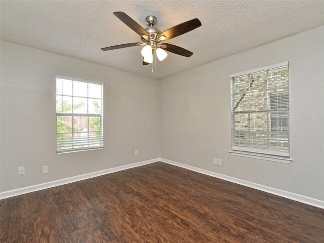 Building Photo - 1010 Cushing Dr