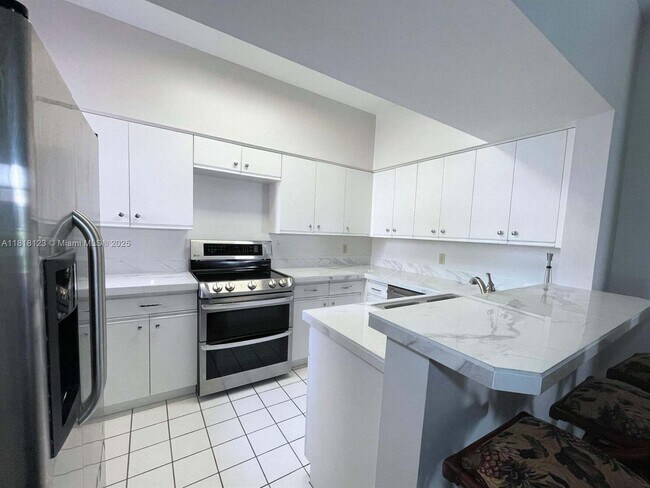 Building Photo - 3007 Fairway Dr N