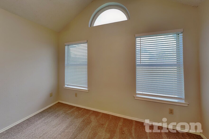 Building Photo - 2851 Linden Ln