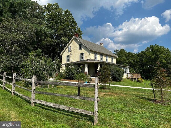 Building Photo - 1239 Salford St