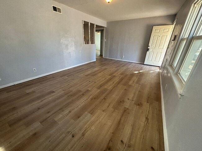 Building Photo - Large 3 bed 1 bath Home