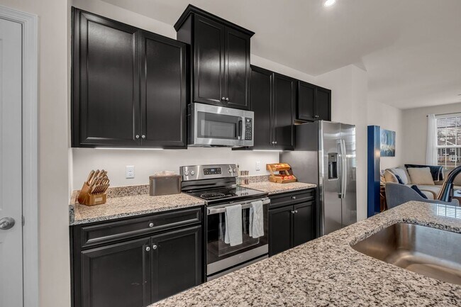 Building Photo - 3 BED 2.5 BATH TOWNHOME WALKING DISTANCE TO LEBANON SQUARE!