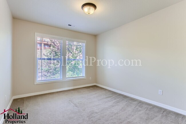 Building Photo - Beautiful 5-Bedroom Retreat with AC, Deck & Breathtaking Views