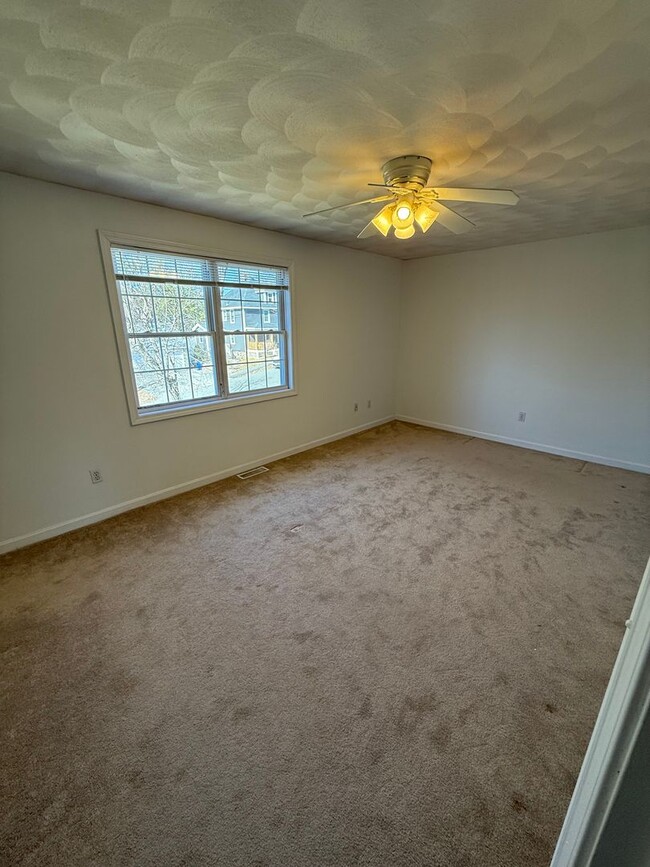 Building Photo - spacious three-bedroom townhouse!