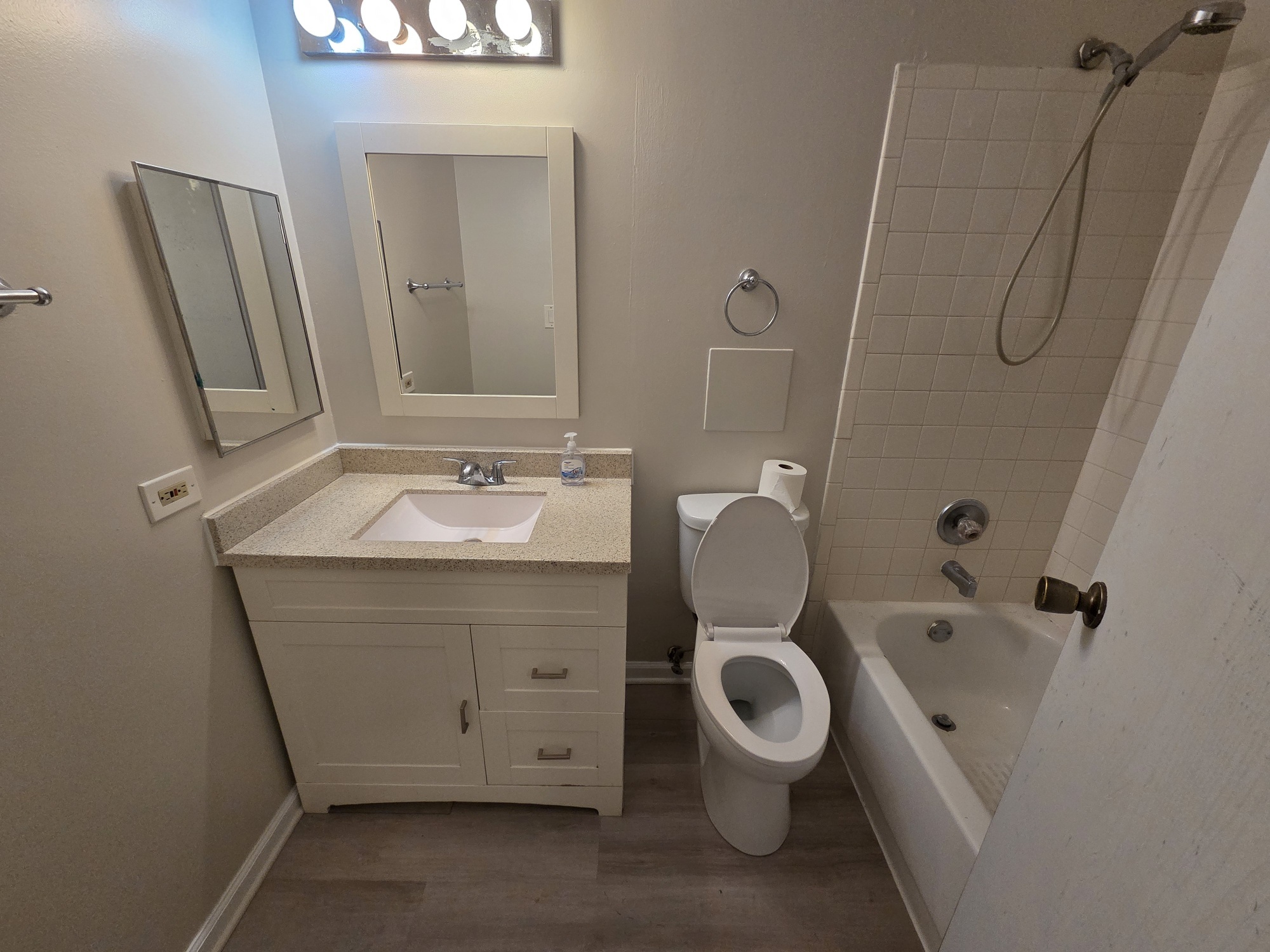 Master Bathroom - 1921 N Hicks Rd