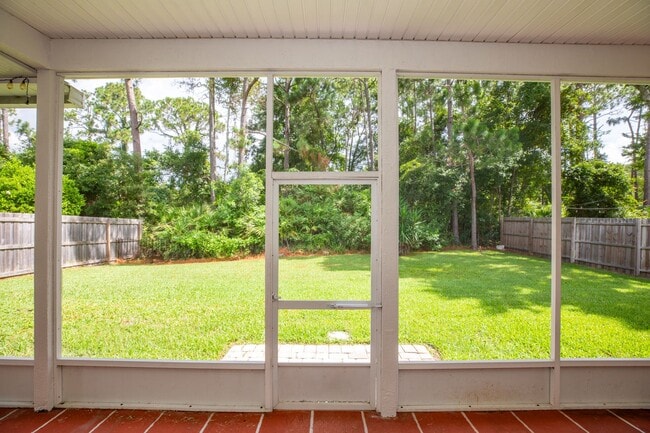 Building Photo - Stunning home in desirable neighborhood