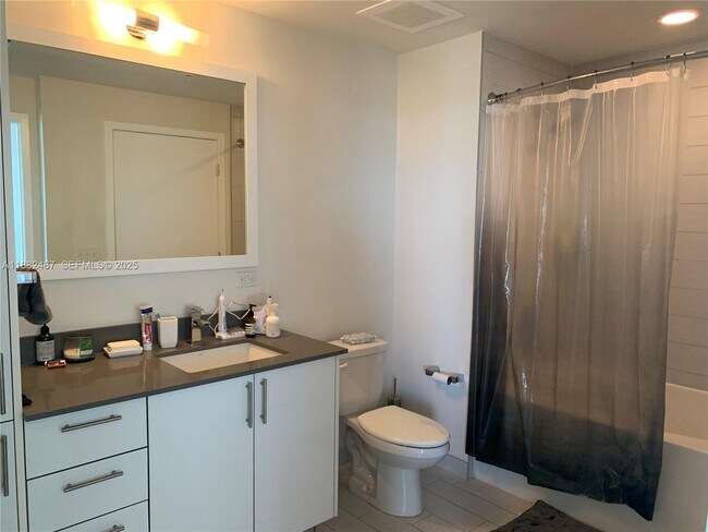 Building Photo - 999 SW 1st Ave