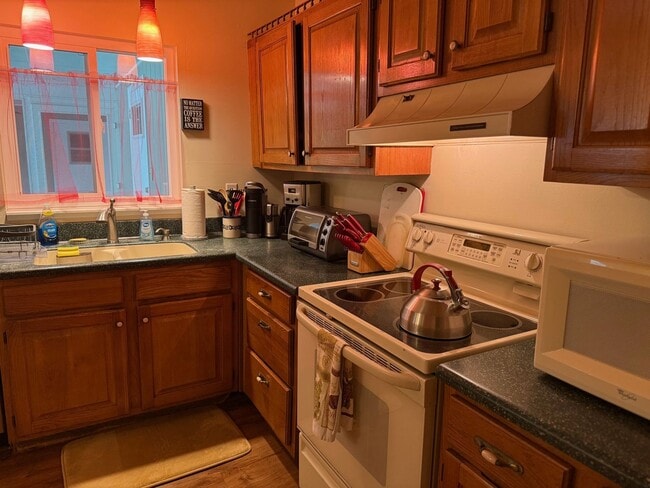 Building Photo - 3/2 in Fernwood Manor-FULLY FURNISHED